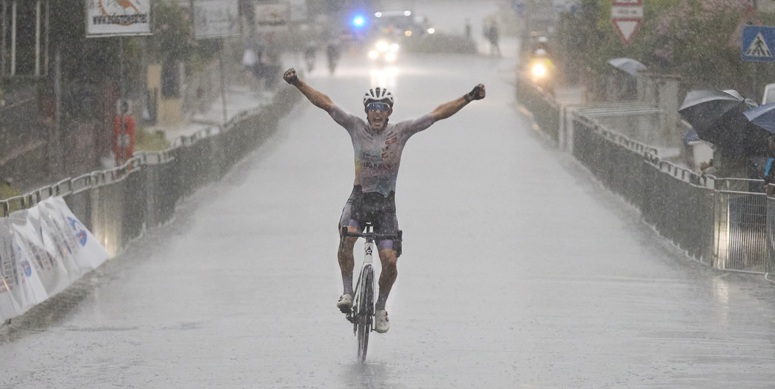 Matthew Kingston trionfa sotto il diluvio di Cesa